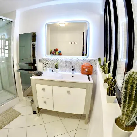 Rue Pomme De Pin Apartment *